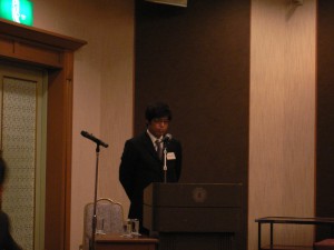 総会司会 内海理事 dc051996